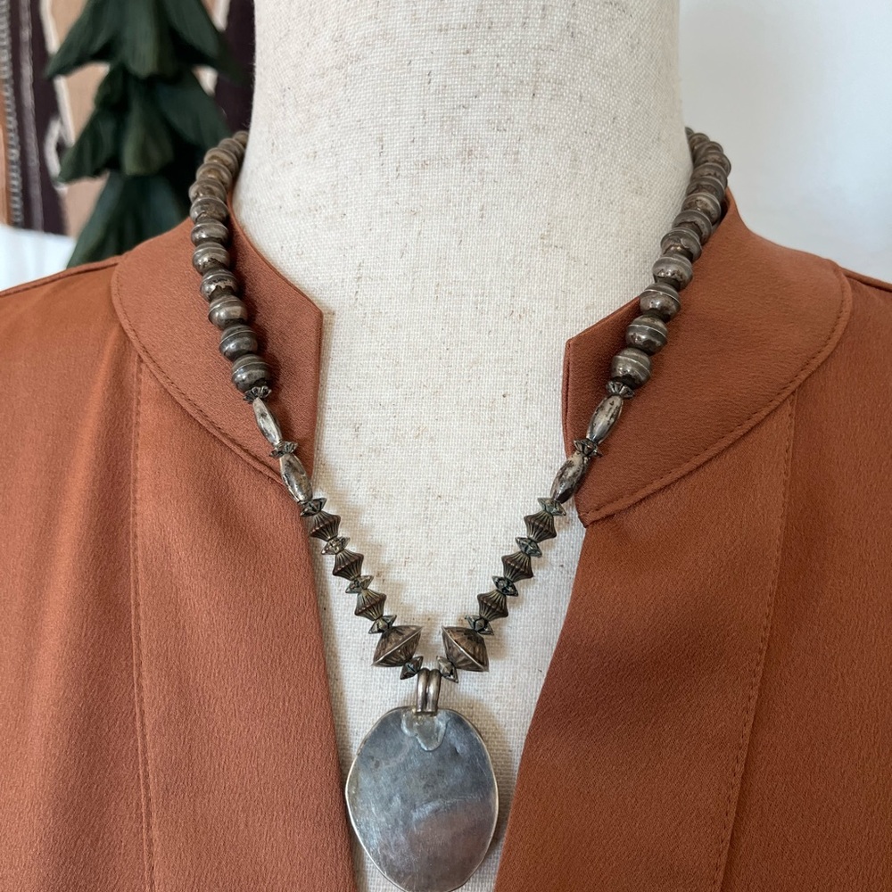 Vintage green turquoise & silver Navajo beads necklace - Picture 3 of 4